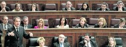 El presidente del Gobierno, José Luis Rodríguez Zapatero, durante su intervención en la sesión de control en el pleno que se celebró ayer en el Congreso. / EFE