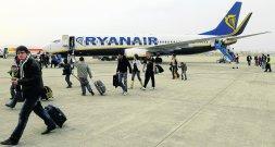Los viajeros de uno de los recientes vuelos de Ryanair se dirigen a la terminal de Parayas. / DANIEL PEDRIZA