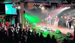 El público arropó la entrega de los VI Premios EstelaRock./ PABLO ORTIZ
