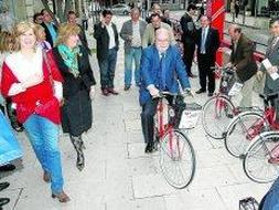 Sota inicia un paseo en bicicleta ante la mirada del resto de autoridades. / L. PALOMEQUE