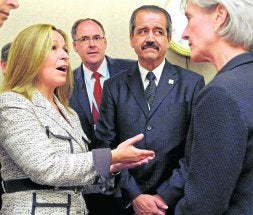 Trinidad Jiménez conversa con la secretaria de Salud de EE UU, Kathleen Sebelius, y el ministro mexicano, José A. Córdoba. / EFE