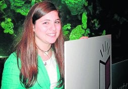 Una alumna del Cumbres, en la final de los relatos de Coca Cola