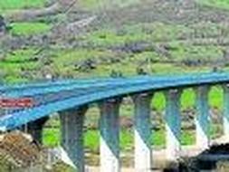El viaducto de Pedredo, de más de 900 metros de longittud, en el tramo entre Los Corrales de Buelna  y Molledo, es una de las estructuras                   más espectaculares de esta autovía, que está a punto de completarse. / M. DE LAS CUEVAS