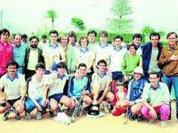 Un cuarto de siglo separa estas fotografías. A la izquierda, los jugadores del Sardinero celebran la gesta; a la derecha, la reunión de veteranos que recordó el ascenso.