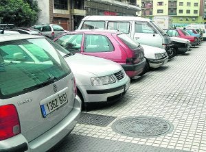 Calle Garcilaso de la Vega, una de las más afectadas por la falta de aparcamiento. / L. PALOMEQUE