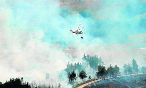 Vista del incendio de Bustasur, con el helicóptero del Gobierno. / DM