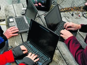 La nueva campaña del Gobierno regional permitirá que alrededor de medio millar de hogares de Cantabria  pueda acceder a Internet. / AFP