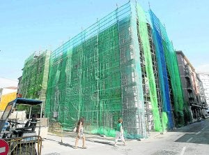 Iniciado el derribo de un edificio en ruina situado en el centro de la ciudad