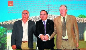 Francisco Elías Pando, Germán Fernández y Manuel Sañudo en la presentación de los 'II Encuentros Culturales Astur-Cántabros'. / DM