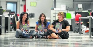Las profesoras Berenice Gómez, Almudena Pérez y Victoria Escudero muestran su libro de lenguaje musical 'Cantabile'. / CELEDONIO