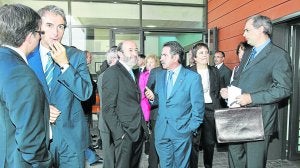 Íñigo de la Serna, Alfredo Pérez Rubalcaba, Miguel Ángel Revilla y Mercedes Gallizo, ayer, momentos antes de la inauguración del CIS 'José Hierro'. / ANDRÉS FERNÁNDEZ