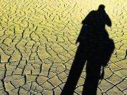 El suelo cuarteado por la sequía, en el embalse de Barros de Luna, en León, el pasado mes de noviembre. ::                             REUTERS                                                Información desde tú móvil. ::                             DM