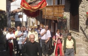 La Cruz es transportada por las calles de Potes por un grupo de fieles. ::
P. A.