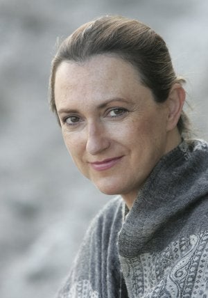 Inés Fonseca sobrevuela a Miguel Hernández