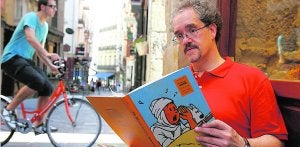 El psiquiatra Juan Medrano, ayer en Vitoria, con un ejemplar de 'Tintín'.  ::
BLANCA CASTILLO