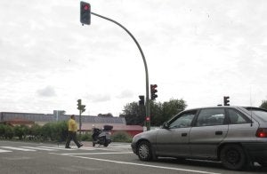Un peatón cruza el 'ansiado' semáforo, en el mismo punto donde fue atropellada una niña hace tres meses. ::
SANE