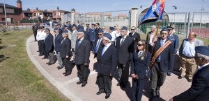 Veteranos del Ejército del Aire, ayer, en La Albericia. ::
ROBERTO RUIZ