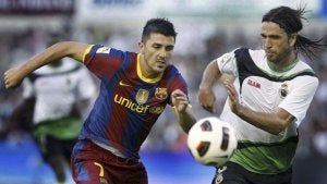 David Villa y Domingo Cisma pelean por un balón durante el primer partido de la temporada disputado en El Sardinero. ::
EFE