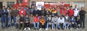 Alumnos, profesores, Protección Civil y autoridades, en la presentación del camión. ::                             CAVIA