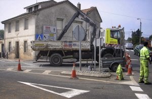 Los obreros tuvieron que dar paso alternativo a los vehículos mientras reparaban la carretera. ::                             E. E.