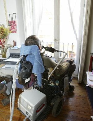 Un enfermo tetrapléjico se acerca en silla de ruedas al balcón de su casa. ::
R. C.