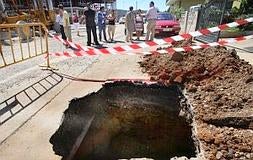 El agujero que se abrió en la carretera cierra el paso de vehículos a la casa de una vecina que ayer no podía contener las lágrimas. ::                             SANE