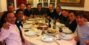 En la imagen de la cena de anoche, de izquierda a derecha, Pradera, Perdiguero, Rebollo, Javier González, Joseba Beloki, Igor Miner,
Acebedo, Joaquim Rodríguez, Anderlech, Xavi Florencio e Iván Gutiérrez.  ::
TT