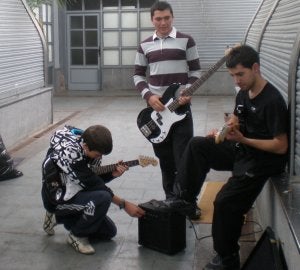 Tres músicos ensayan en la plaza de Abastos, donde se encuentran varios de los locales. ::                             B.C.