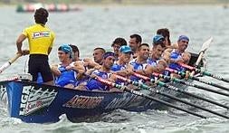 La trainera de Astillero se podría quedar sin competir en esta temporada. ::                             JAVIER COTERA