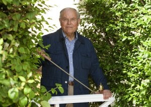 César Nombela, mandatario de la institución académica, opta por los paseos por La Magdalena cuando las aulas y la gestión le dan un respiro. ::
ALBERTO AJA