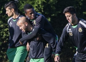 Ander Lafuente sostiene sobre sus hombros a Koné en un entrenamiento del Racing. ::                             ROBERTO RUIZ