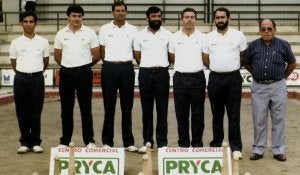 Paco Fernández (pinche), Secundino Gómez, José Manuel 'Lin', Javier Pérez, Rafael Marcos, Miguel Ángel Castanedo y el presidente, Mateo Grijuela. ::
DM