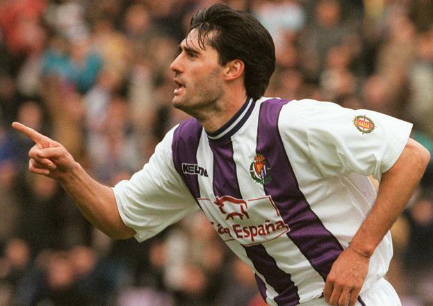 Caminero celebra el gol que le anotó al Zaragoza con la camiseta del Real Valladolid en febrero de 2001.