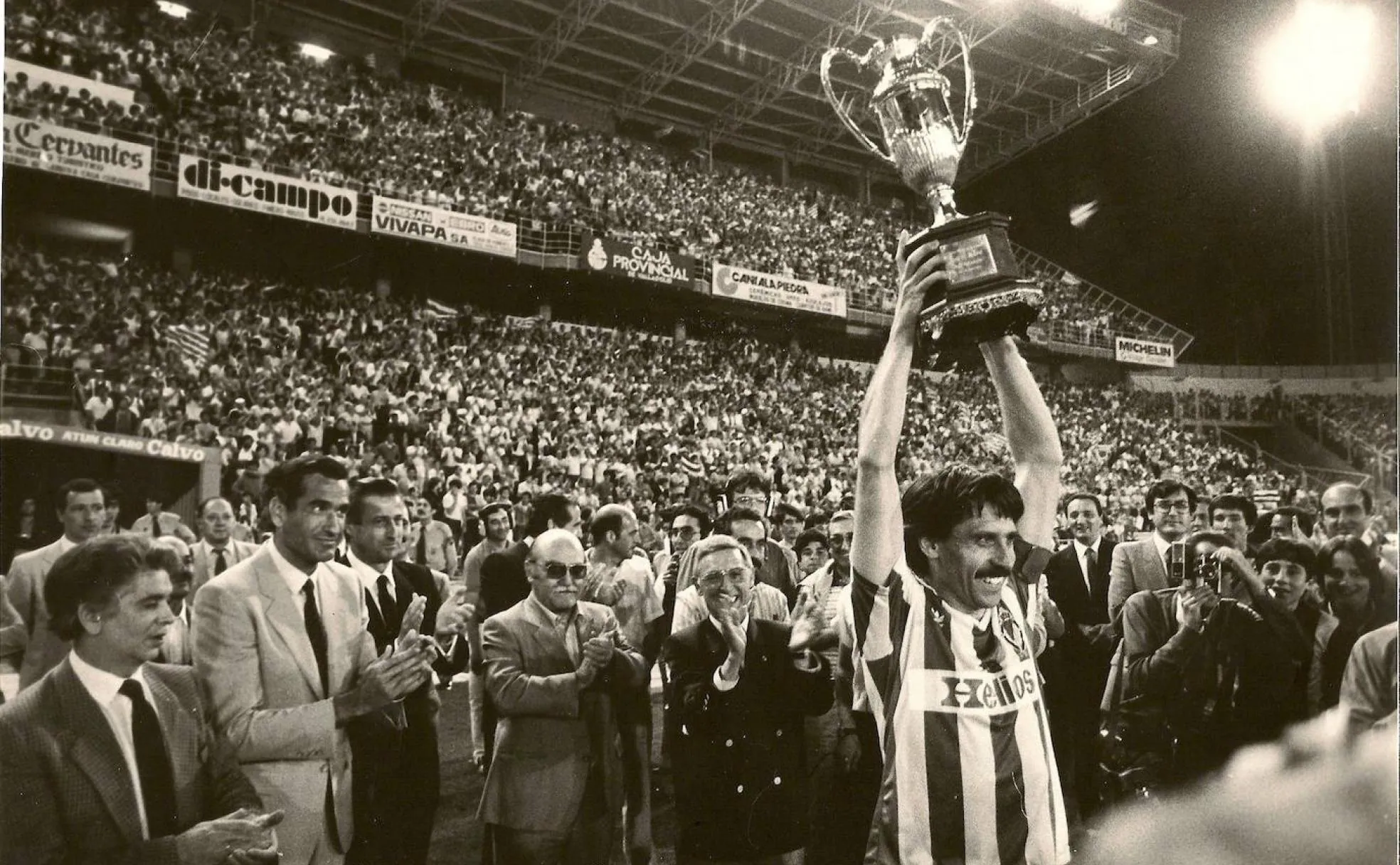 Pepe Moré levanta el trofeo de la Copa de la Liga conseguido por el Real Valladolid 1982.