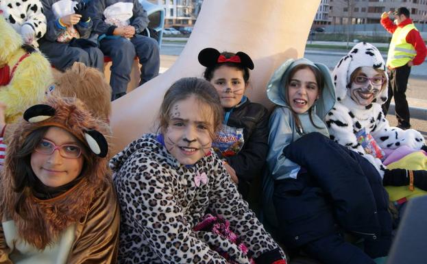 Felicidad en los rostros de los niños de Arroyo disfrazados en cada una de las cinco carrozas. 