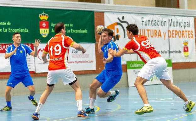 Defensa del Gerovida Balonmano Arroyo sobre el homenajeado Arriaga, con la elástica del Aula Cultural. 