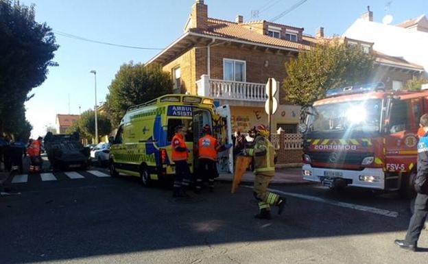 Ambulancia, Bomberos y Policía acuden al lugar del suceso. 