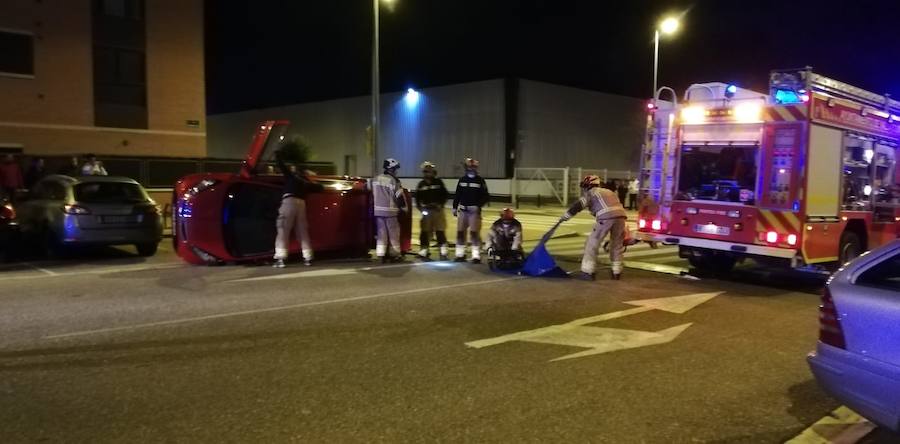 Fotos: Los bomberos excarcelan a un conductor que había volcado con su vehículo en Arroyo