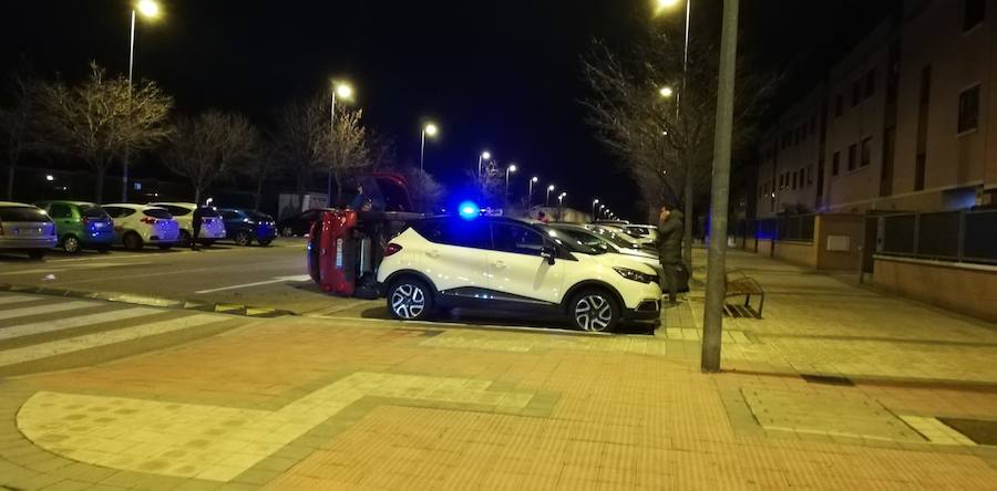 Fotos: Los bomberos excarcelan a un conductor que había volcado con su vehículo en Arroyo