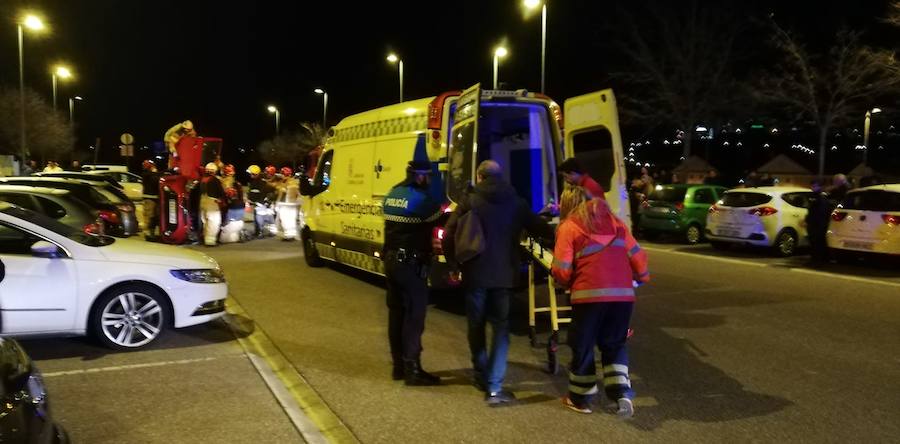 Fotos: Los bomberos excarcelan a un conductor que había volcado con su vehículo en Arroyo