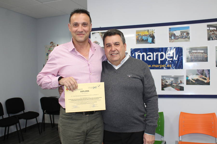 Fotos: Entrega de diplomas del curso de atención sociosanitaria para dependientes en Arroyo