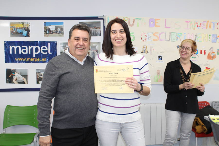 Fotos: Entrega de diplomas del curso de atención sociosanitaria para dependientes en Arroyo