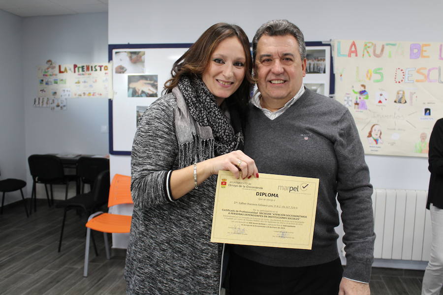 Fotos: Entrega de diplomas del curso de atención sociosanitaria para dependientes en Arroyo