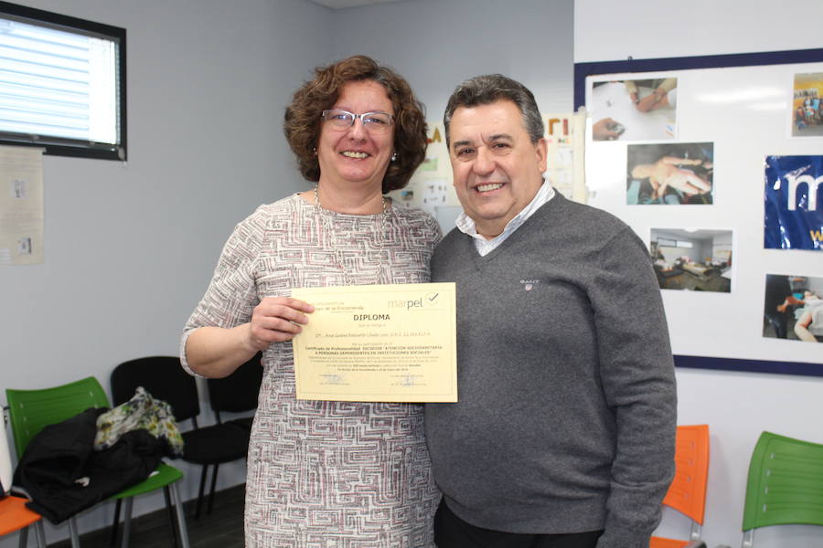 Fotos: Entrega de diplomas del curso de atención sociosanitaria para dependientes en Arroyo