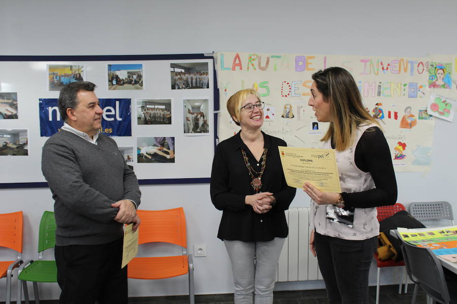 Fotos: Entrega de diplomas del curso de atención sociosanitaria para dependientes en Arroyo