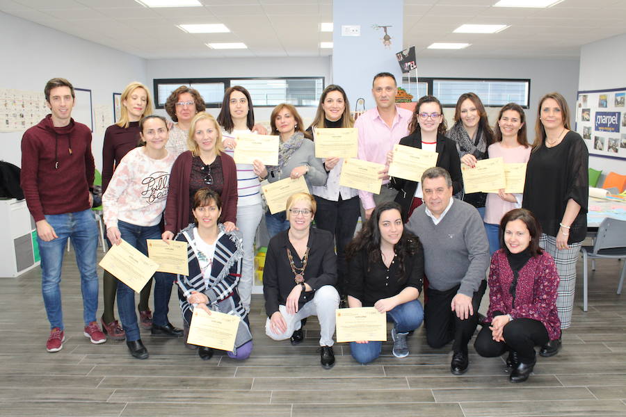 Fotos: Entrega de diplomas del curso de atención sociosanitaria para dependientes en Arroyo