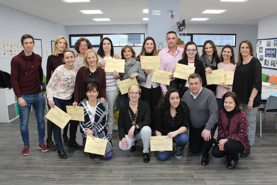 Fotos: Entrega de diplomas del curso de atención sociosanitaria para dependientes en Arroyo