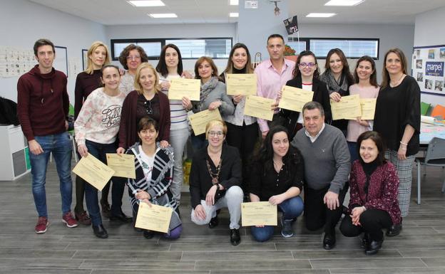 Alumnos del curso tras recoger sus diplomas acreditativos con sus profesores, el alcalde de Arroyo, José Manuel Barrio y la concejala responsable del área, Mar Redondo. 