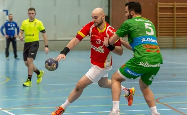 Lance defensivo del partido entre el Gerovida Balonmano Arroyo y la SAFA. 