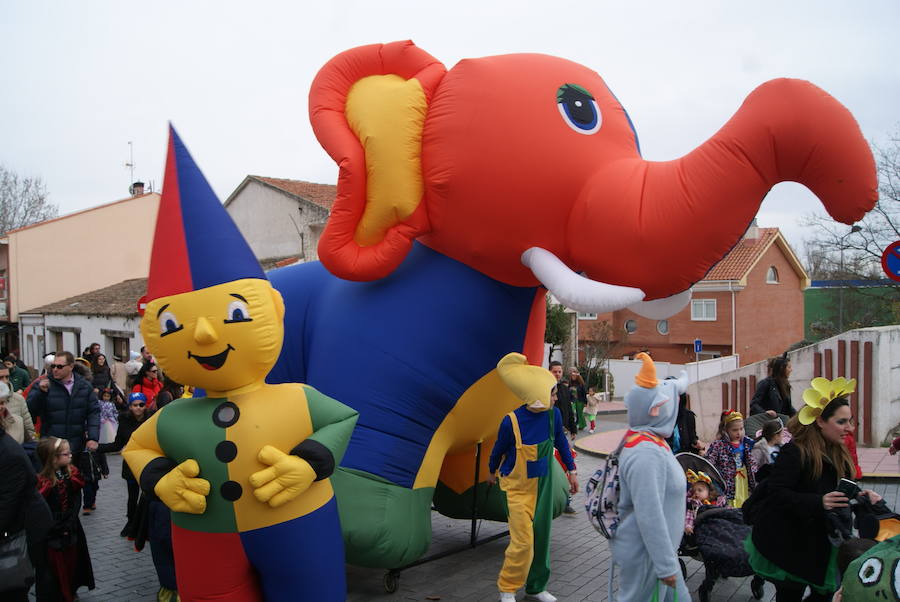 Fotos: Desfile de disfraces por Carnavales en Arroyo